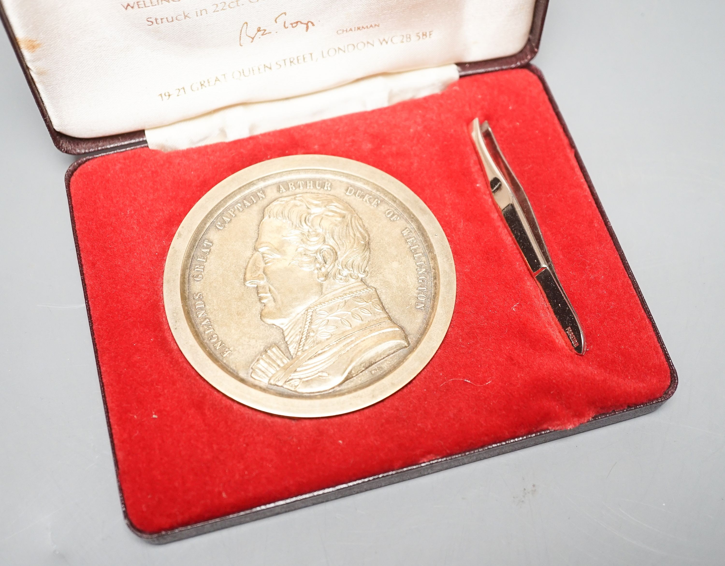Toye, Kenning & Spencer ltd Arthur Duke of Wellington limited edition silver gilt commemorative medallion shaped box, 7.8cm diameter, cased
